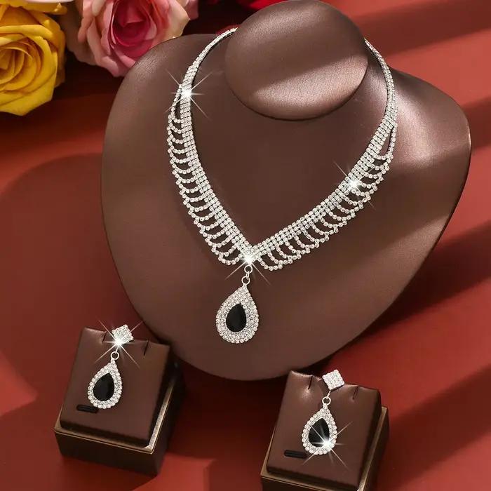 Nouvel ensemble de boucles d'oreilles et de collier de luxe - élégant et raffiné - idéal pour les mariées comme bijoux de mariage.