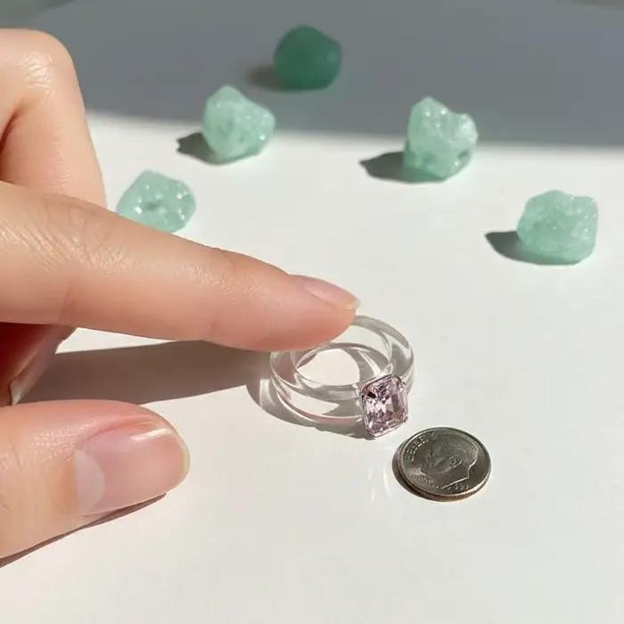 Bague en résine incrustée de zircons colorés, simple et tendance, pour femme, cadeau mignon et élégant pour anniversaire ou événement commémoratif