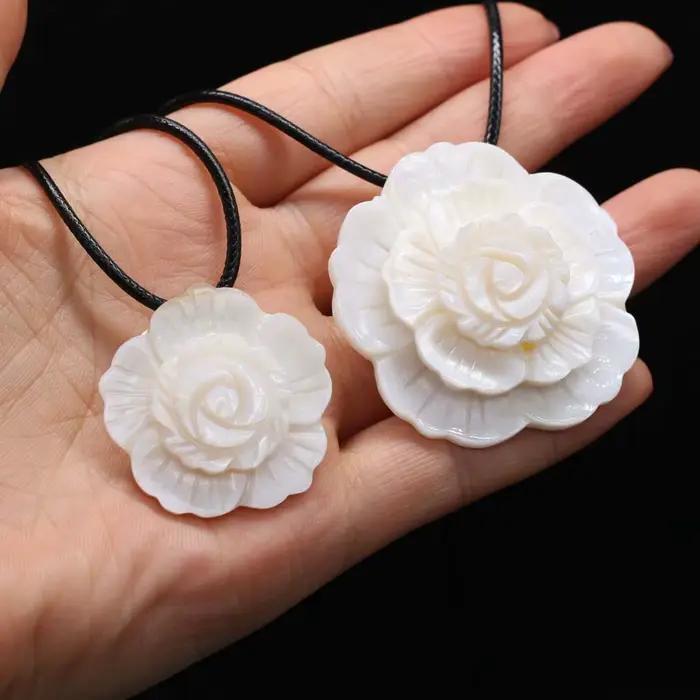 Collier à breloques en nacre naturelle, fleur multicouche, coquillages blancs, pendentif, colliers ou broche, cadeau, bijoux