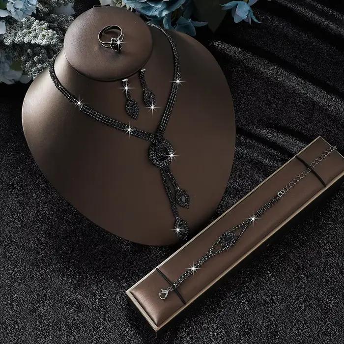 Ensemble de bijoux exquis et luxueux pour mariée, comprenant un collier et des boucles d'oreilles en zirconiums nude, pour mariage et banquet.