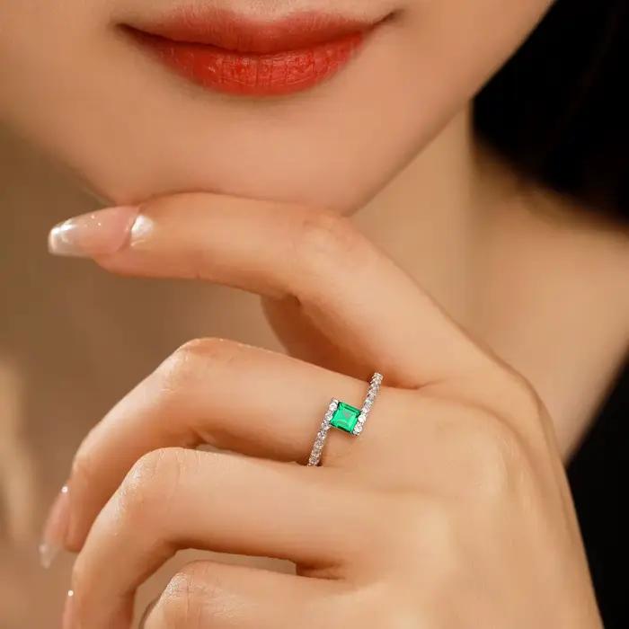Charmant minimaliste 1.0 Carat créé bague émeraude pierre précieuse 925 en argent Sterling pour les femmes bague de fiançailles bijoux fins en gros