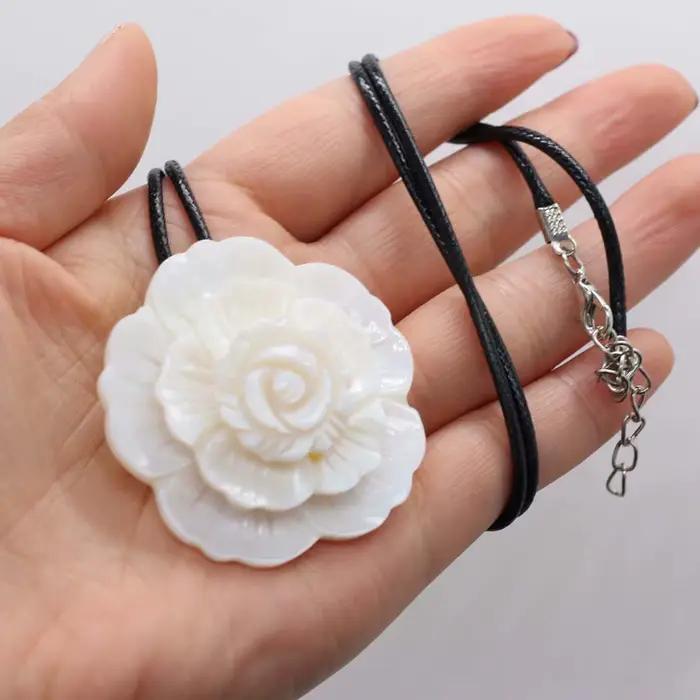 Collier à breloques en nacre naturelle, fleur multicouche, coquillages blancs, pendentif, colliers ou broche, cadeau, bijoux