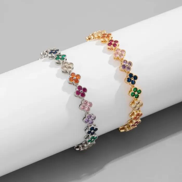Un bracelet porte-bonheur coloré à fleurs à quatre feuilles incrusté de zircon, style petit parfum luxueux et haut de gamme, polyvalent pour les femmes