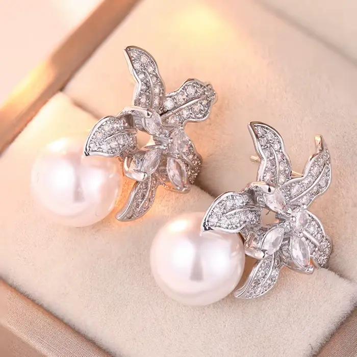 Boucles d'oreilles tendance pour femmes, forme de fleur, incrustation de zircon synthétique, perle, élégantes, luxueuses, bijoux de tempérament