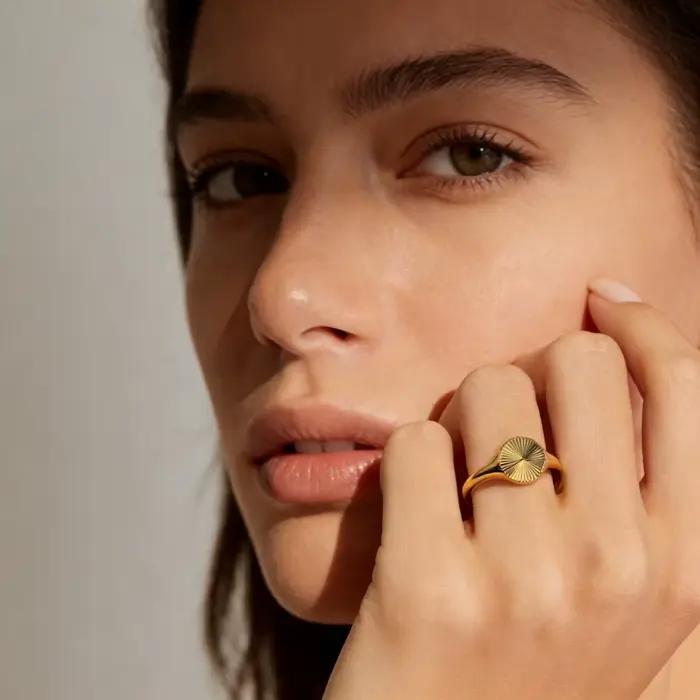 Bague signet style INS à texture soleil éclatant, en acier inoxydable plaqué or 18 carats, tailles 5 6 7 8, bague minimaliste empilable pour usage quotidien