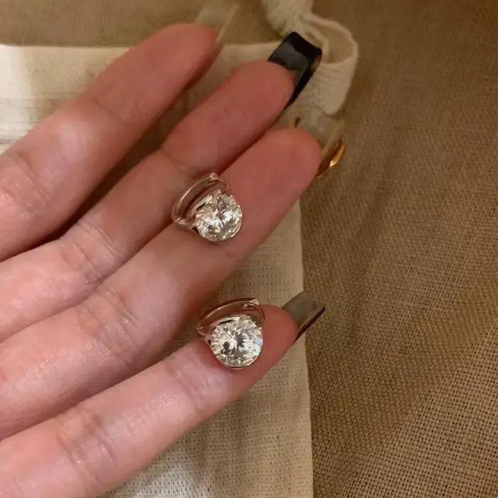 Boucles d'oreilles simples et éblouissantes en zircone de 2 carats, adaptées aux femmes. Avec un style luxueux et un haut de gamme, cette collection est de qualité supérieure.