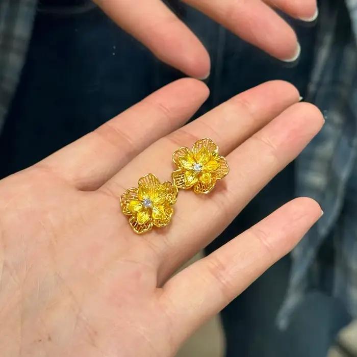 Boucles d'oreilles rétro à fleurs dorées pour femmes, design exquis et ajouré, bijoux fins Vintage de luxe, boucles d'oreilles quotidiennes