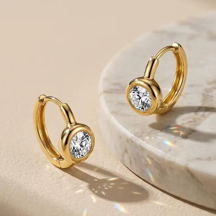 Kiss Mandy Boucles d'oreilles créoles unisexe en argent sterling 925 avec moissanite taille brillant rond, bijou solitaire effet diamant, cadeau SMOE23