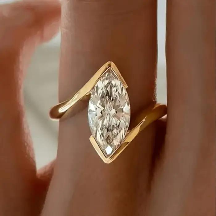 Huitan – bague en forme de marquise pour femmes, couleur argent/or, incrustée de CZ brillant, accessoires de mode pour fête de mariage, bijoux polyvalents