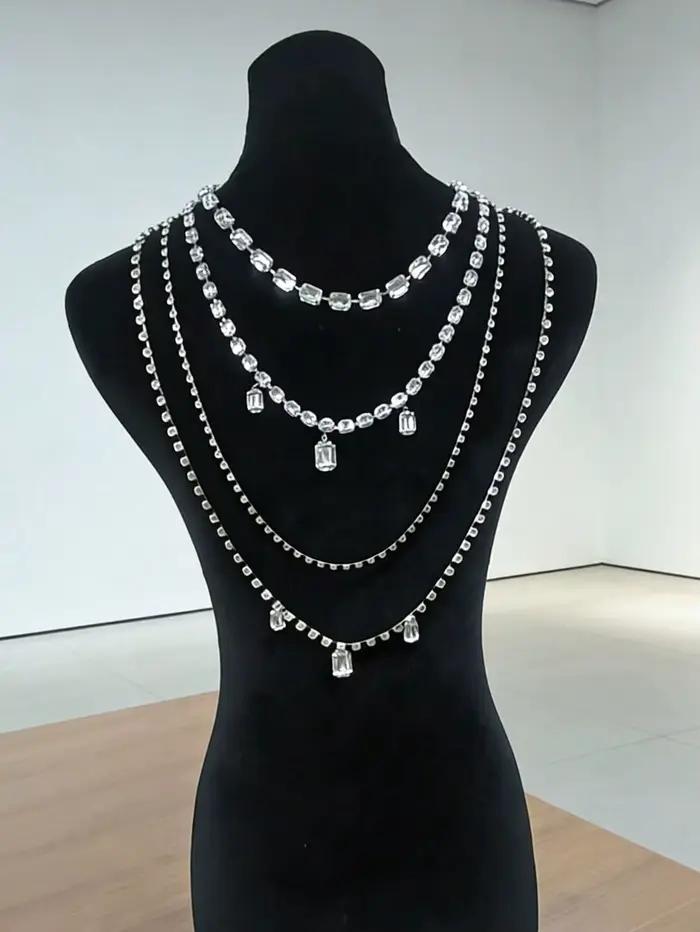 Chaîne dorsale multi-couches entièrement sertie de diamants avec grand pompon en diamant, collier polyvalent et ajustable pour le street style.