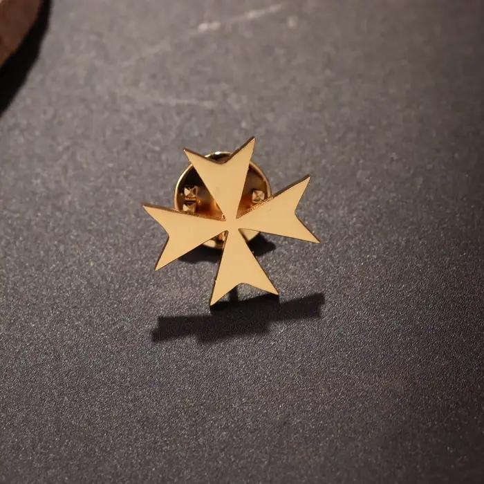 Broches croix en acier inoxydable tendance, bijoux de marque exquis unisexe pour costumes, badges et broches pour femmes et hommes