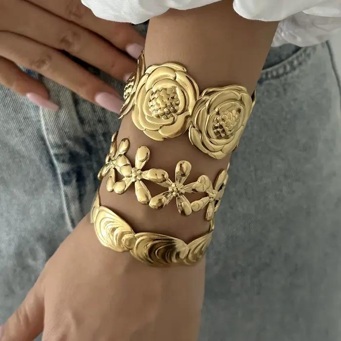 Bracelet de luxe à Texture martelée pour femmes, manchette large, Design élégant, fleur pressée, en acier inoxydable, accessoires de bijoux