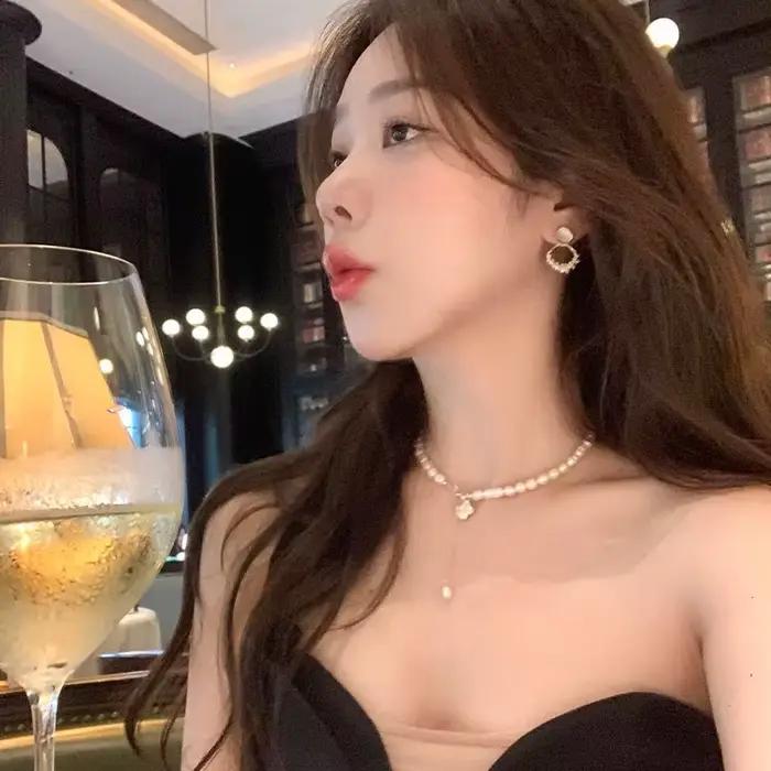Ornement esthétique unique, boucles d'oreilles carrées en diamant et perle, effet œil de chat, haut de gamme, pour femmes élégantes, à porter tous les jours.