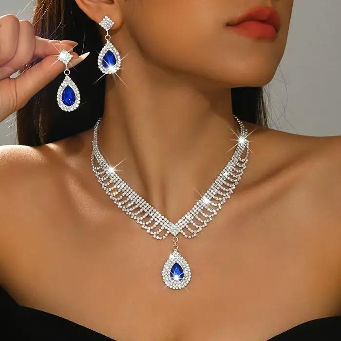 Nouvel ensemble de boucles d'oreilles et de collier de luxe - élégant et raffiné - idéal pour les mariées comme bijoux de mariage.