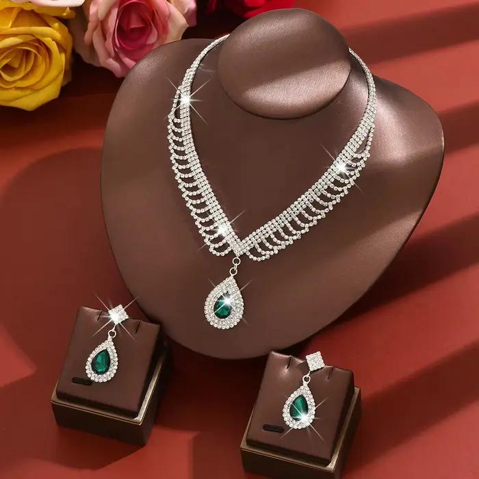 Nouvel ensemble de boucles d'oreilles et de collier de luxe - élégant et raffiné - idéal pour les mariées comme bijoux de mariage.