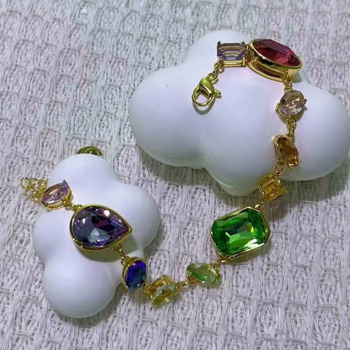 Nouvel ensemble de bijoux fins pour femmes, original, avec un mélange de plusieurs couleurs créant un collier, des boucles d'oreilles, un bracelet et une bague en cristal vibrant