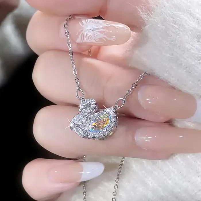 Collier Pendentif Cygne Designer en Argent Sterling Incrusté de Zircons et Cristaux Colorés, Chaîne de Clavicule Brillante pour Femme, Cadeau Bijou