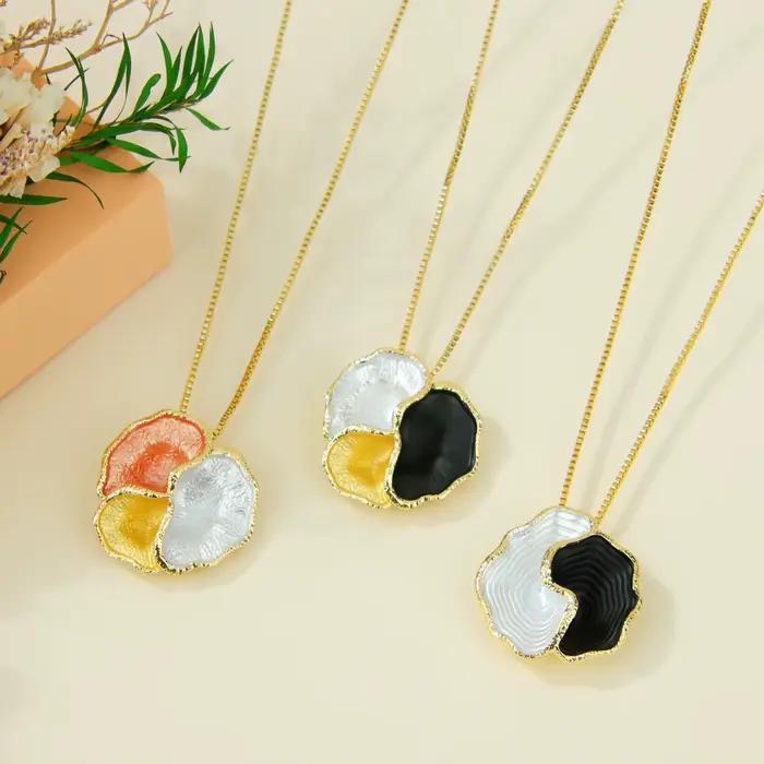 Parure de bijoux élégante en émail, collier et boucles d'oreilles géométriques raffinés européens en or 14 carats, bijoux de déclaration italiens pour femmes, pour événements et soirées