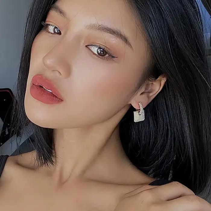 Boucles d'oreilles pendantes géométriques en perle avec alliage de cuivre or pour femmes élégantes occasions spéciales mode coréenne 2025