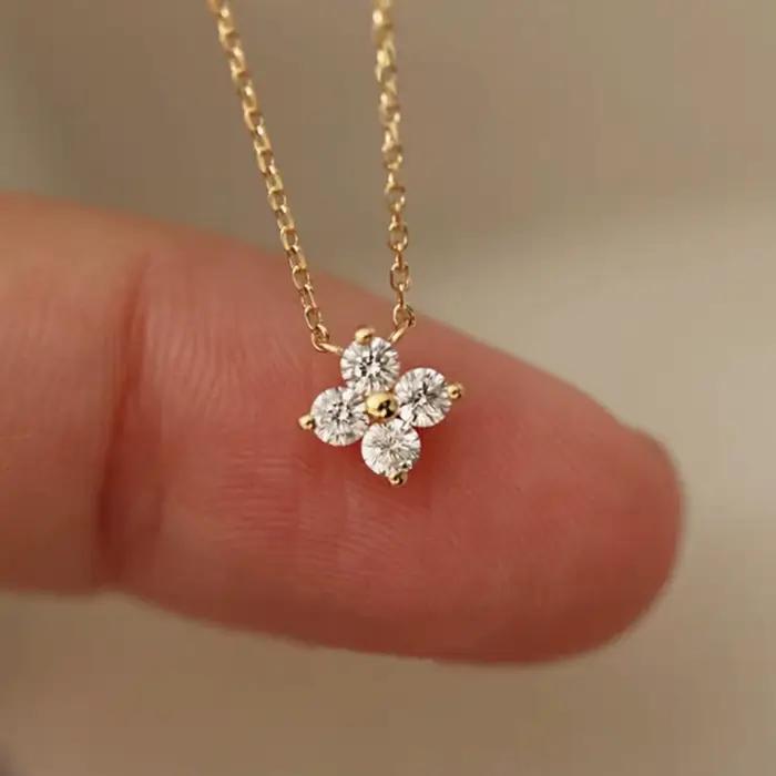 Collier élégant à quatre feuilles de trèfle, plaqué or 18 carats, petit pendentif, chaîne de clavicule, collier délicat pour femmes