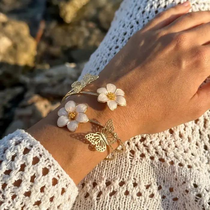 Bracelet manchette romantique en émail blanc avec fleurs et papillons pour femme, jonc ouvert doré, bijoux floraux style féerique