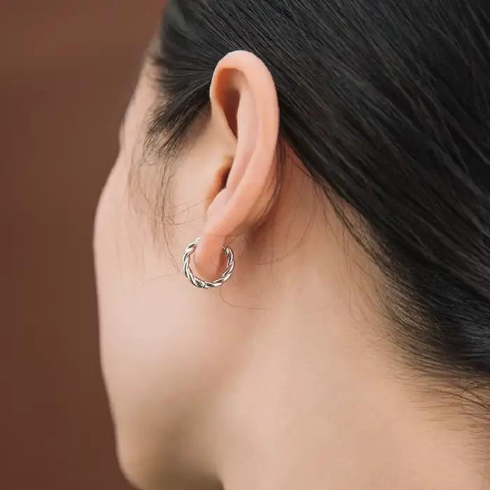 1 Paire de Petites Boucles d'Oreilles Créoles Rondes Multi-Styles Inoxydables pour Hommes et Femmes, en Acier Inoxydable, Style Gothique Rétro, Bijoux d'Oreille