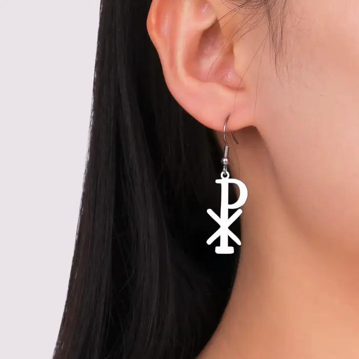 LIKGREAT Boucles d'oreilles Chi-Rho chrétiennes pour femmes, pendentif croix religieuse en acier inoxydable, amulette religieuse, bijoux uniques, cadeau