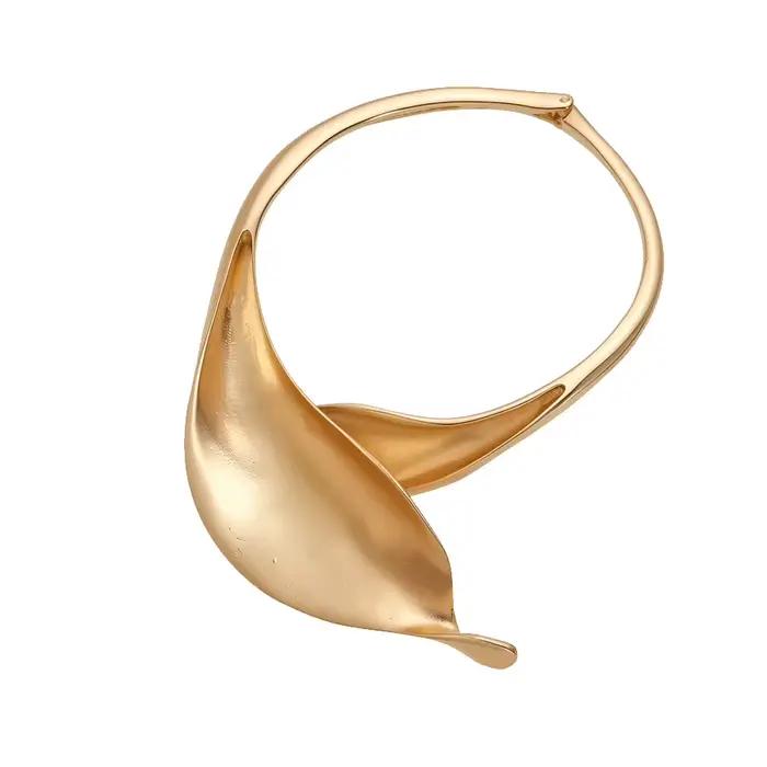 Collier en métal mat à motif floral, design personnalisé, luxe léger, bijoux de mode haut de gamme
