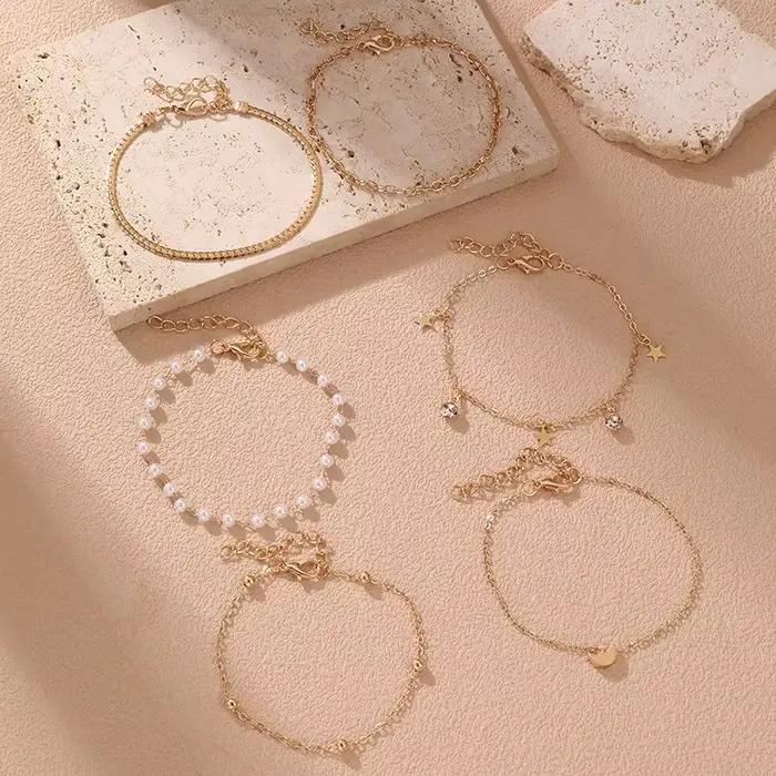 Lot de 6 bracelets déstructurés en perles et chaîne – Une touche créative sur le luxe classique, conçus pour une superposition artistique.