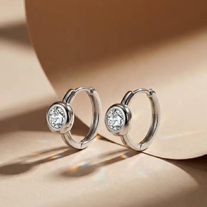 Kiss Mandy Boucles d'oreilles créoles unisexe en argent sterling 925 avec moissanite taille brillant rond, bijou solitaire effet diamant, cadeau SMOE23