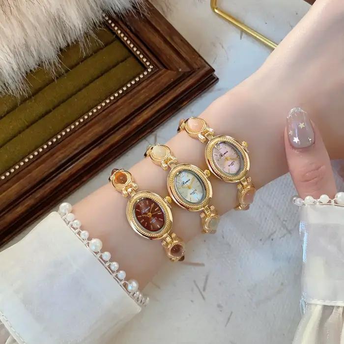 Nouvelle montre-bracelet élégante pour femme avec pierres précieuses colorées, mouvement à quartz, cadran ovale, idéale pour le quotidien et les fêtes, cadeau parfait.