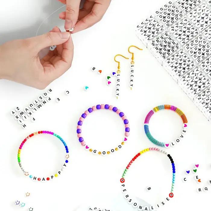 Kit de fabrication de bracelets d'amitié, 1400 pièces, perles de lettres assorties, perles de l'alphabet, perles Preppy, Kit de fabrication de bijoux avec étui à perles