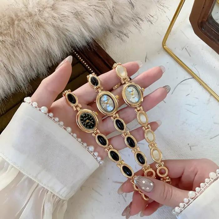 Nouvelle montre-bracelet élégante pour femme avec pierres précieuses colorées, mouvement à quartz, cadran ovale, idéale pour le quotidien et les fêtes, cadeau parfait.
