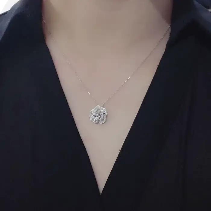 Huitan – collier pendentif fleur pour femmes, collier de luxe en zircone cubique, couleur argent, bijoux esthétiques pour fête d'anniversaire de mariage