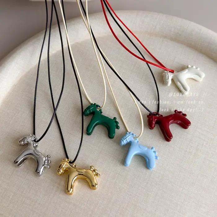 Collier Long avec pendentif cheval coloré pour femmes, chaîne de pull Simple et réglable, bijoux cadeaux, accessoire de mode