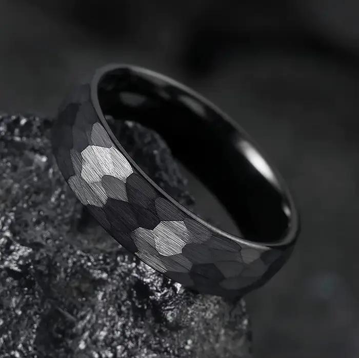 Bagues en titane multi-facettes martelées pour hommes et femmes, bague de Couple en acier inoxydable brossé noir, bijoux de fiançailles et de mariage