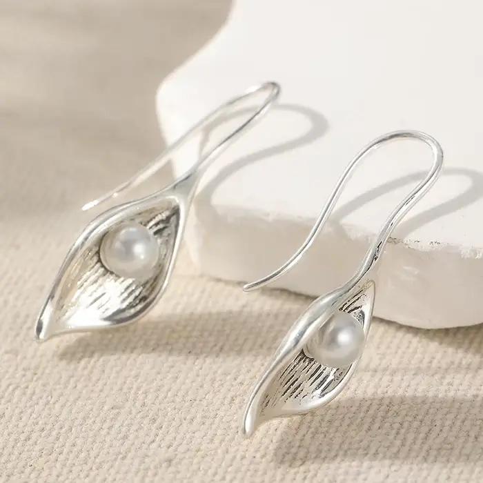Boucles d'oreilles pendantes en feuille dorée avec imitation perle, style bohème chic, pour femmes, élégantes, luxueuses, pour banquets, anniversaires, accessoires de bijoux