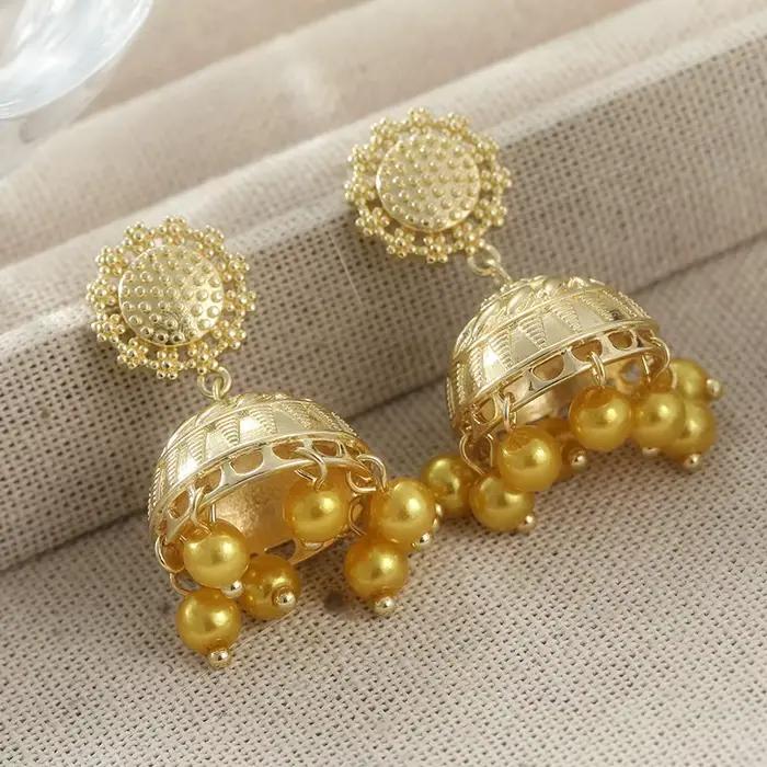 Boucles d'oreilles ethniques vintage dorées style gypsy indien, bijoux bohèmes rétro avec pampilles clochettes sculptées, boucles d'oreilles tendance pour femmes