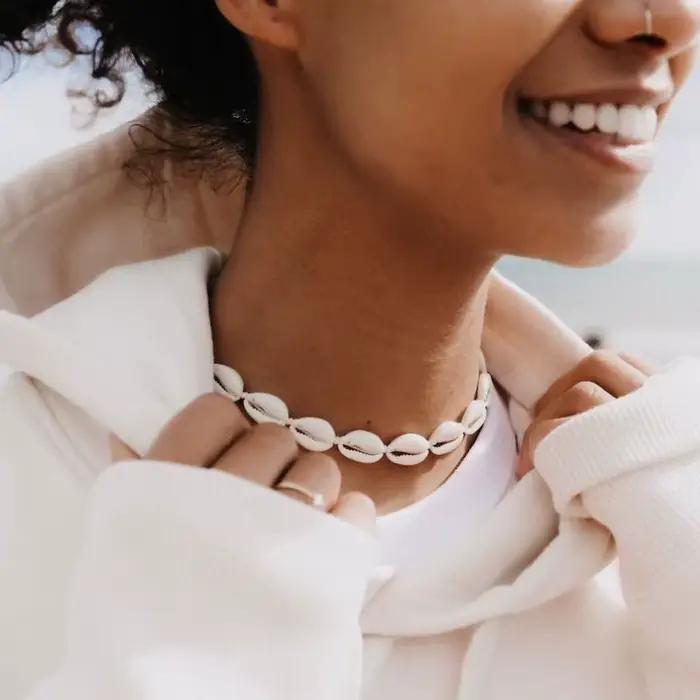 Collier en coquillages fait main, bijoux de style océanique | Cadeau pour elle | Collier réglable en corde cirée tressée, style île tropicale Hawaï, plage