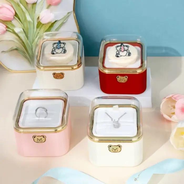 Boîte à bague à mécanisme automatique en forme d'ours de dessin animé, boîte cadeau mini gâteau romantique, boîte à surprise mignonne pour demande en mariage