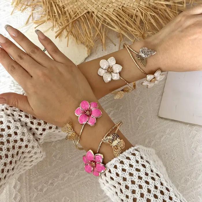 Bracelet manchette romantique en émail blanc avec fleurs et papillons pour femme, jonc ouvert doré, bijoux floraux style féerique