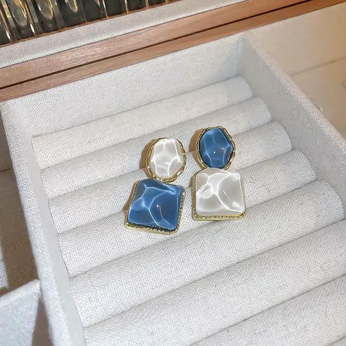 Boucles d'oreilles asymétriques ondulées carrées pour femmes, nouveau Design Unique, boucles d'oreilles de luxe légères, accessoires de bijoux à la mode