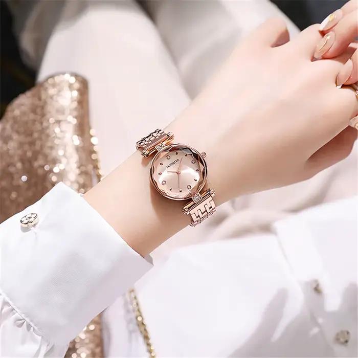 Montre à quartz en alliage avec diamants de marque 2022 de luxe raffinée pour les dames, bracelet en acier inoxydable plaqué Mode pour femmes Cadeau Horloge