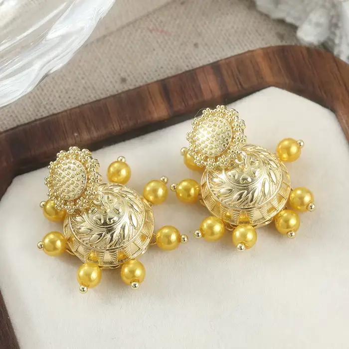 Boucles d'oreilles ethniques vintage dorées style gypsy indien, bijoux bohèmes rétro avec pampilles clochettes sculptées, boucles d'oreilles tendance pour femmes