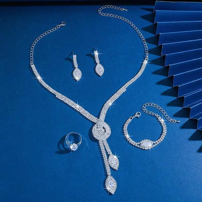 Ensemble de bijoux exquis et luxueux pour mariée, comprenant un collier et des boucles d'oreilles en zirconiums nude, pour mariage et banquet.