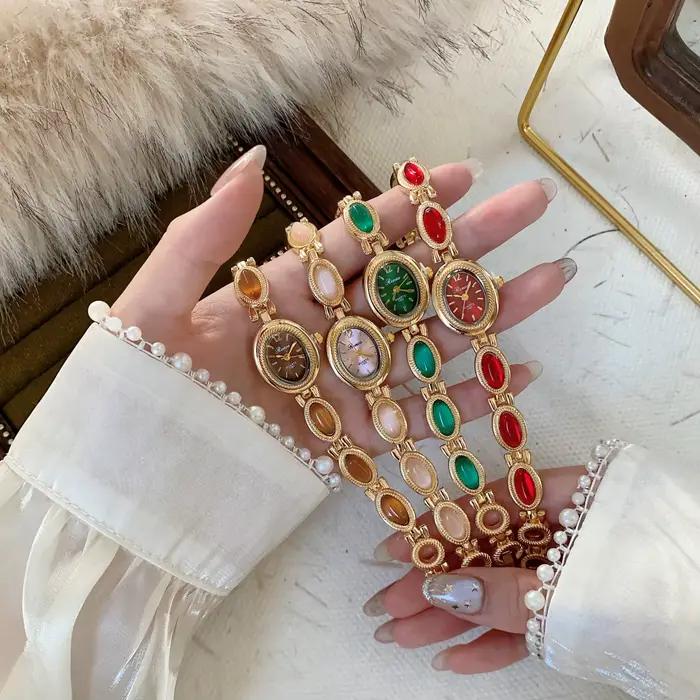 Nouvelle montre-bracelet élégante pour femme avec pierres précieuses colorées, mouvement à quartz, cadran ovale, idéale pour le quotidien et les fêtes, cadeau parfait.