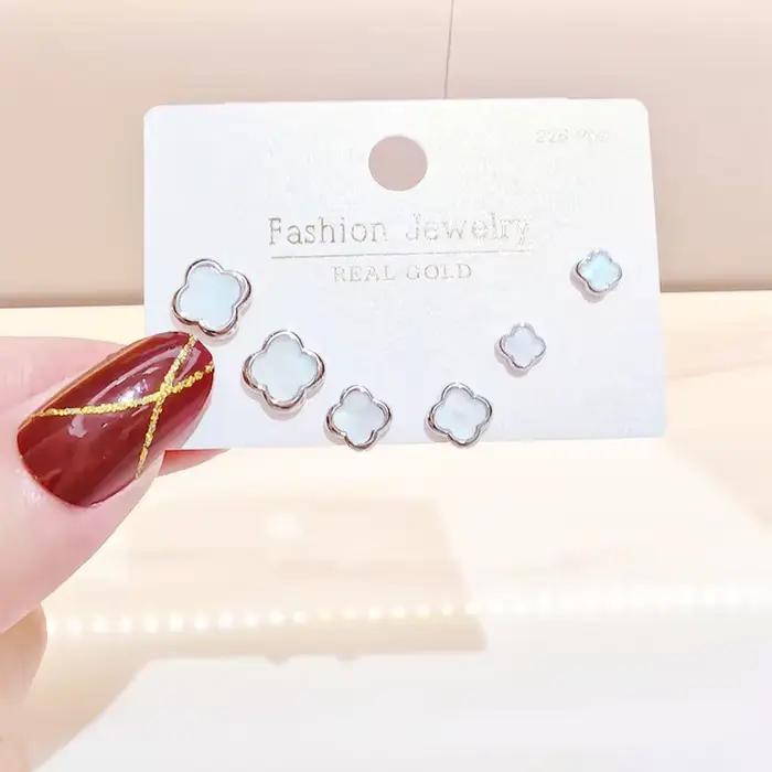 Ensemble de boucles d'oreilles trèfle à quatre feuilles pour femmes, haut de gamme, géométrique intégré, coquille blanche, trois paires de bijoux d'oreille, nouvelle collection 2025