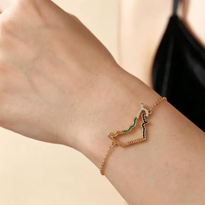 Bracelet patriotique avec carte des Émirats arabes unis en cristal, design éblouissant, finition dorée polie avec une carte détaillée des Émirats arabes unis, incrusté.