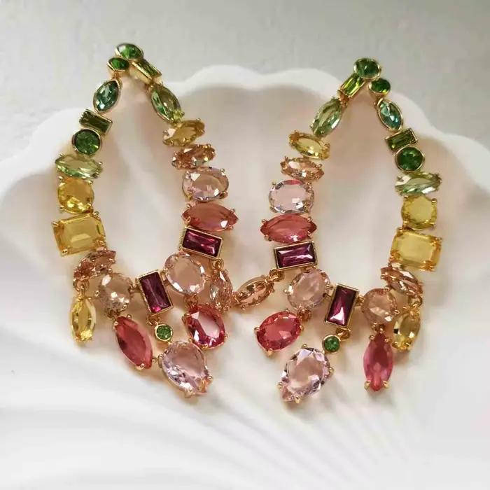 Nouvel ensemble de bijoux fins pour femmes, original, avec un mélange de plusieurs couleurs créant un collier, des boucles d'oreilles, un bracelet et une bague en cristal vibrant