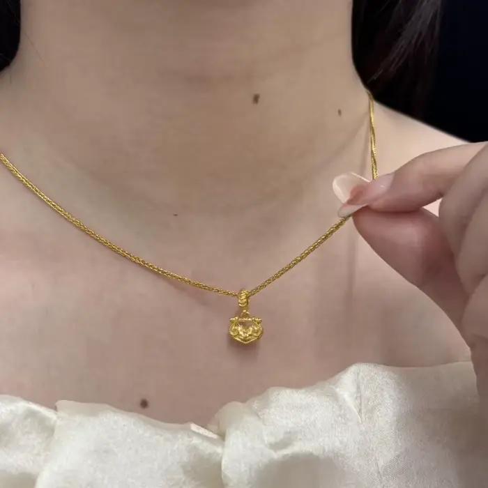 Antique or artisanat vintage mini fleur de lotus Ruyi serrure pendentif exquis collier collier chaîne banquet bijoux fins cadeau